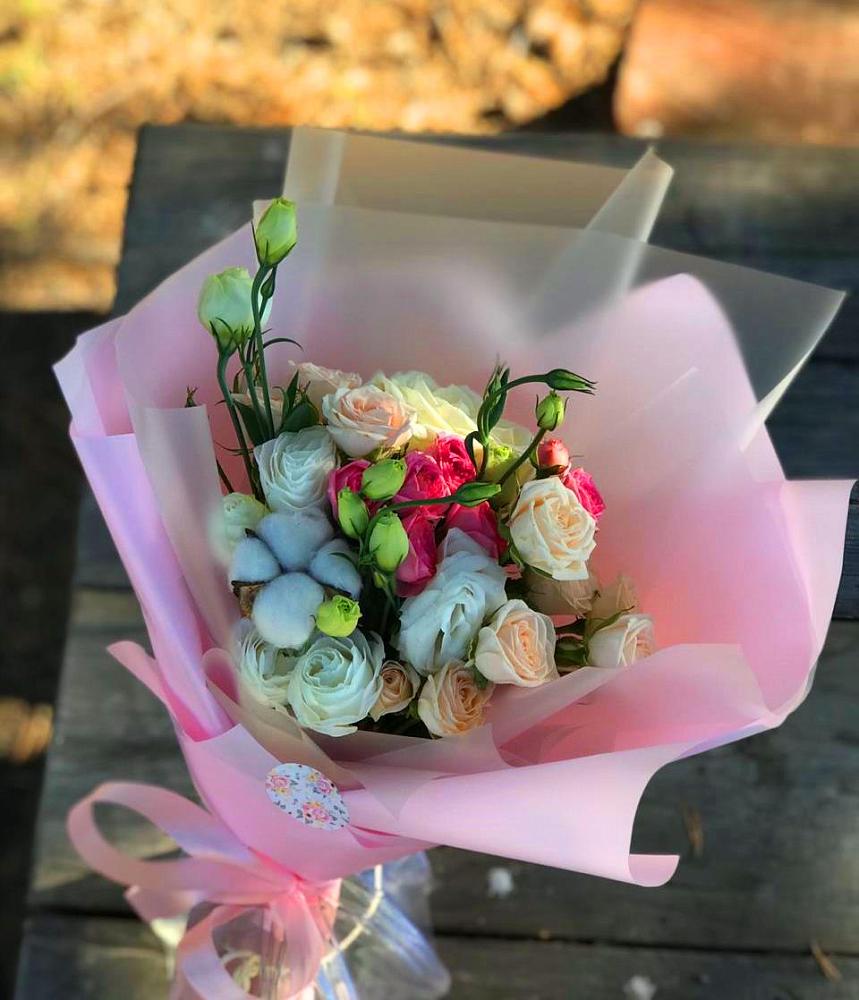 Букет цветов из: Розы и Лизиантусы в Большое Нагаткино