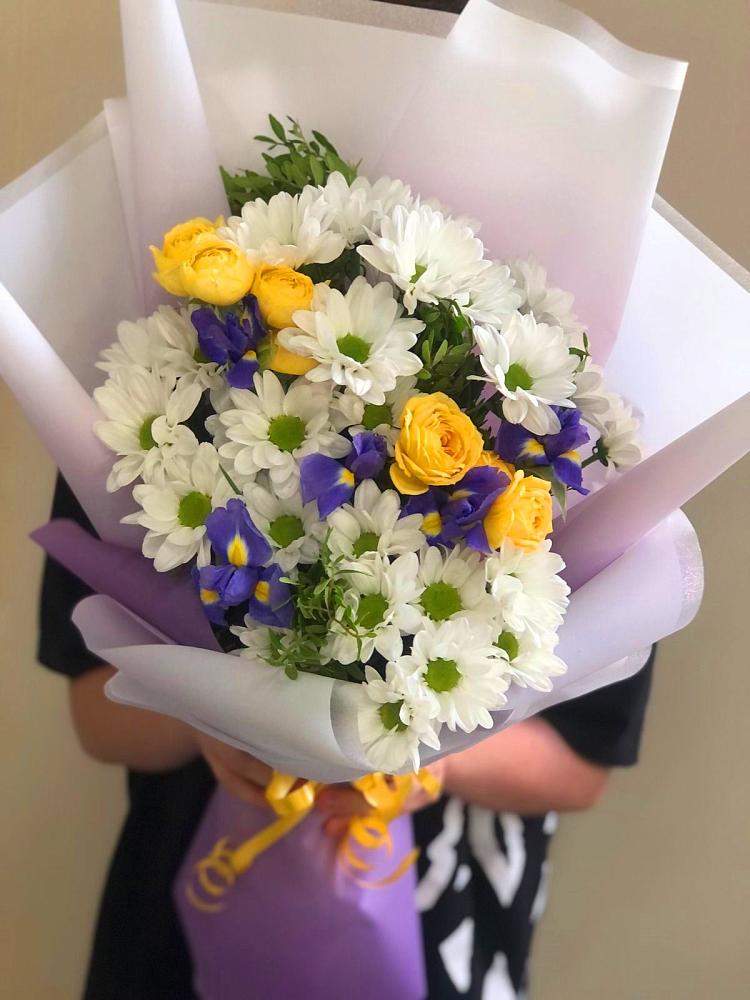 Букет цветов из: Ирисы, Хризантемы и Розы в Большое Нагаткино