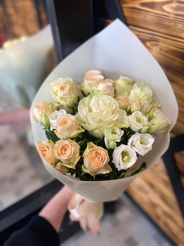 Букет цветов из: Розы и Лизиантусы в Большое Нагаткино